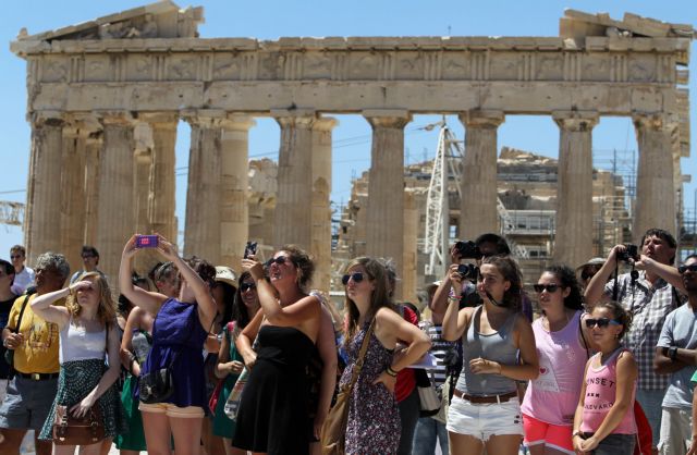 Σπείρα στην Ακρόπολη λήστευε τουρίστες